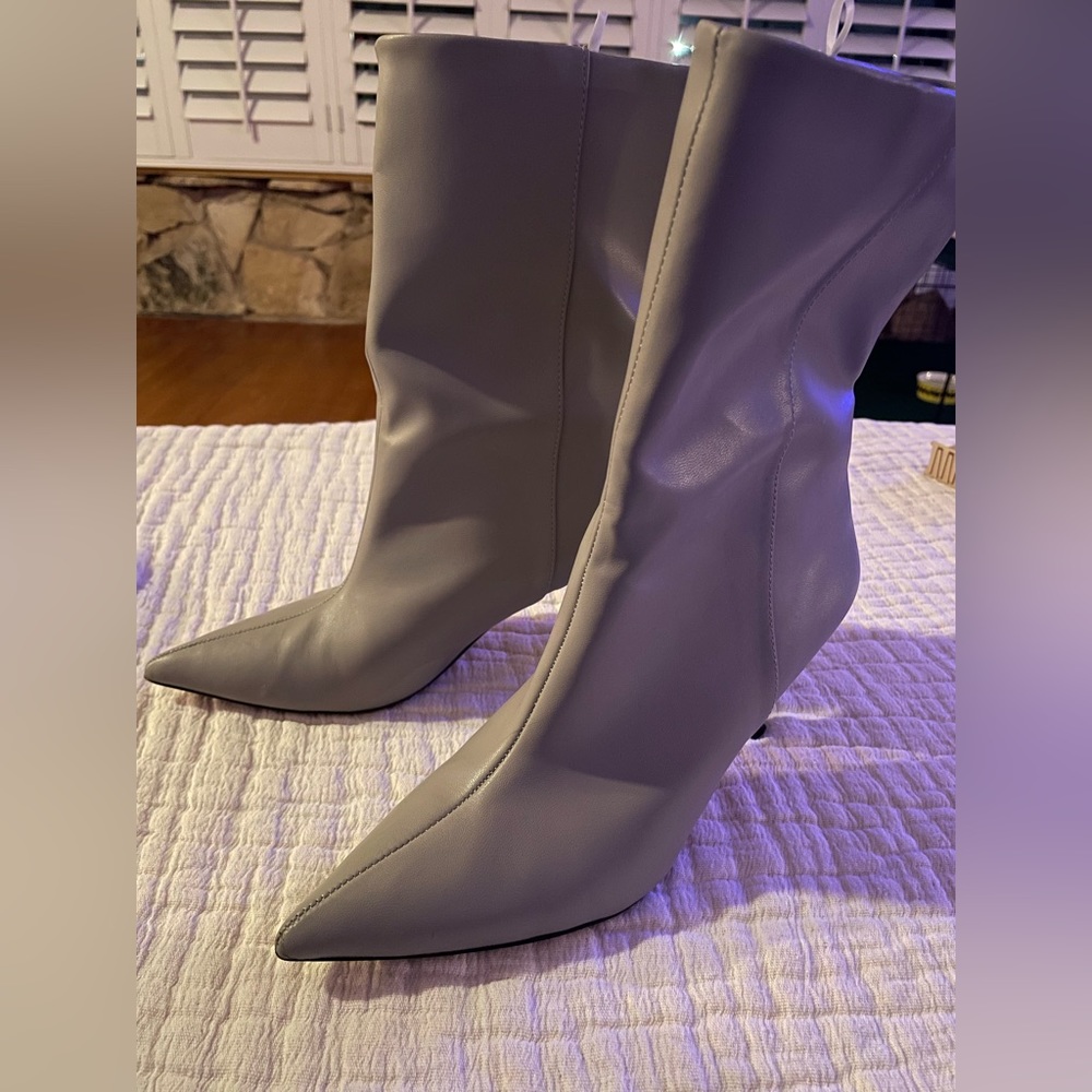 Short pointed booties